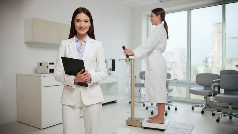 A professional technical consultant from iBodyinfo presenting our advanced body composition analysis solutions in a high-end clinical environment, reflecting our expertise and confidence as a technology partner.